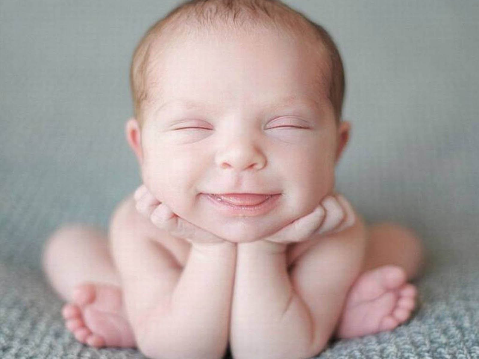Bebê Engraçado Recém-nascido Super Fofo Papel de Parede