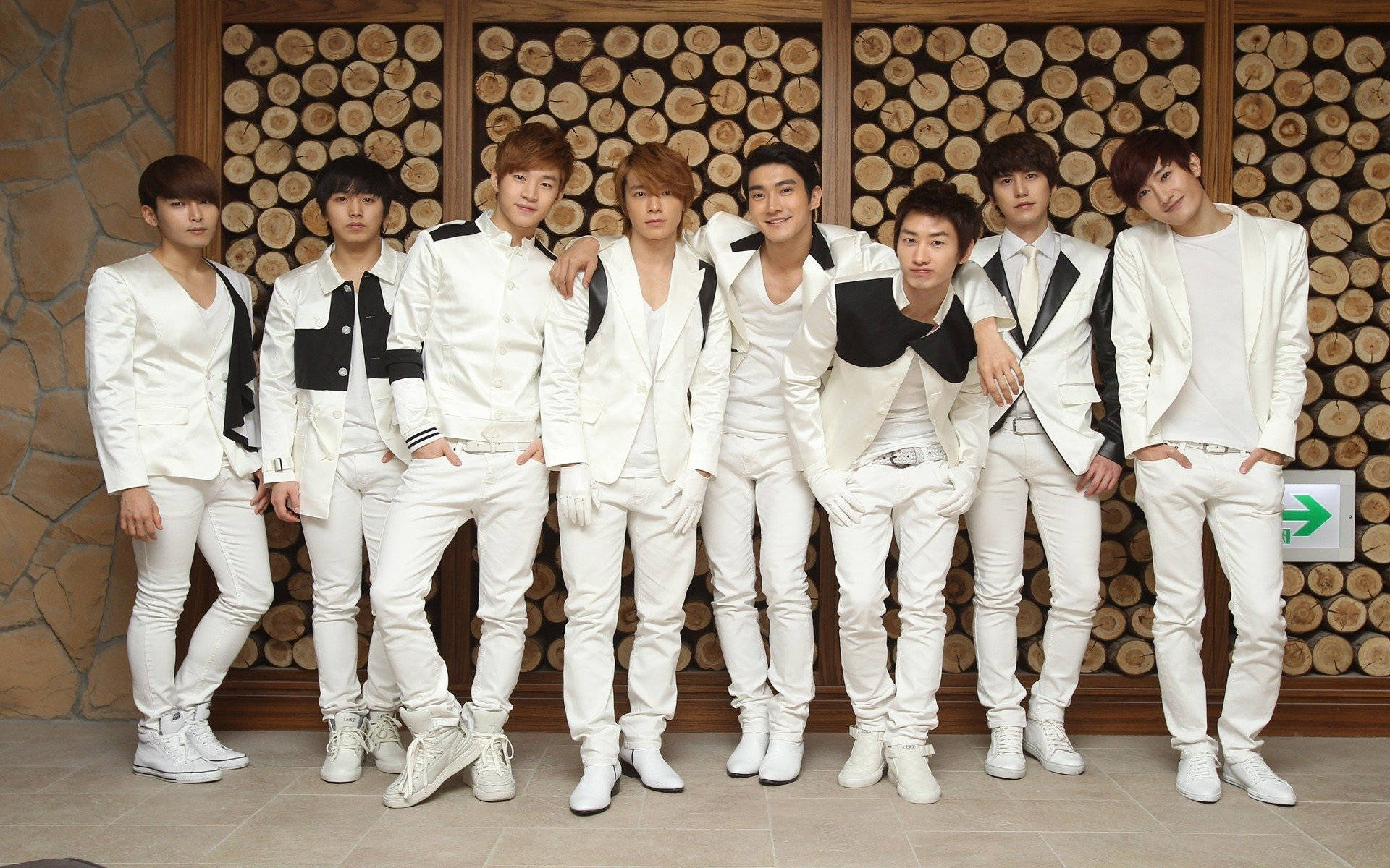 Super Junior At Wooden House Wallpaper