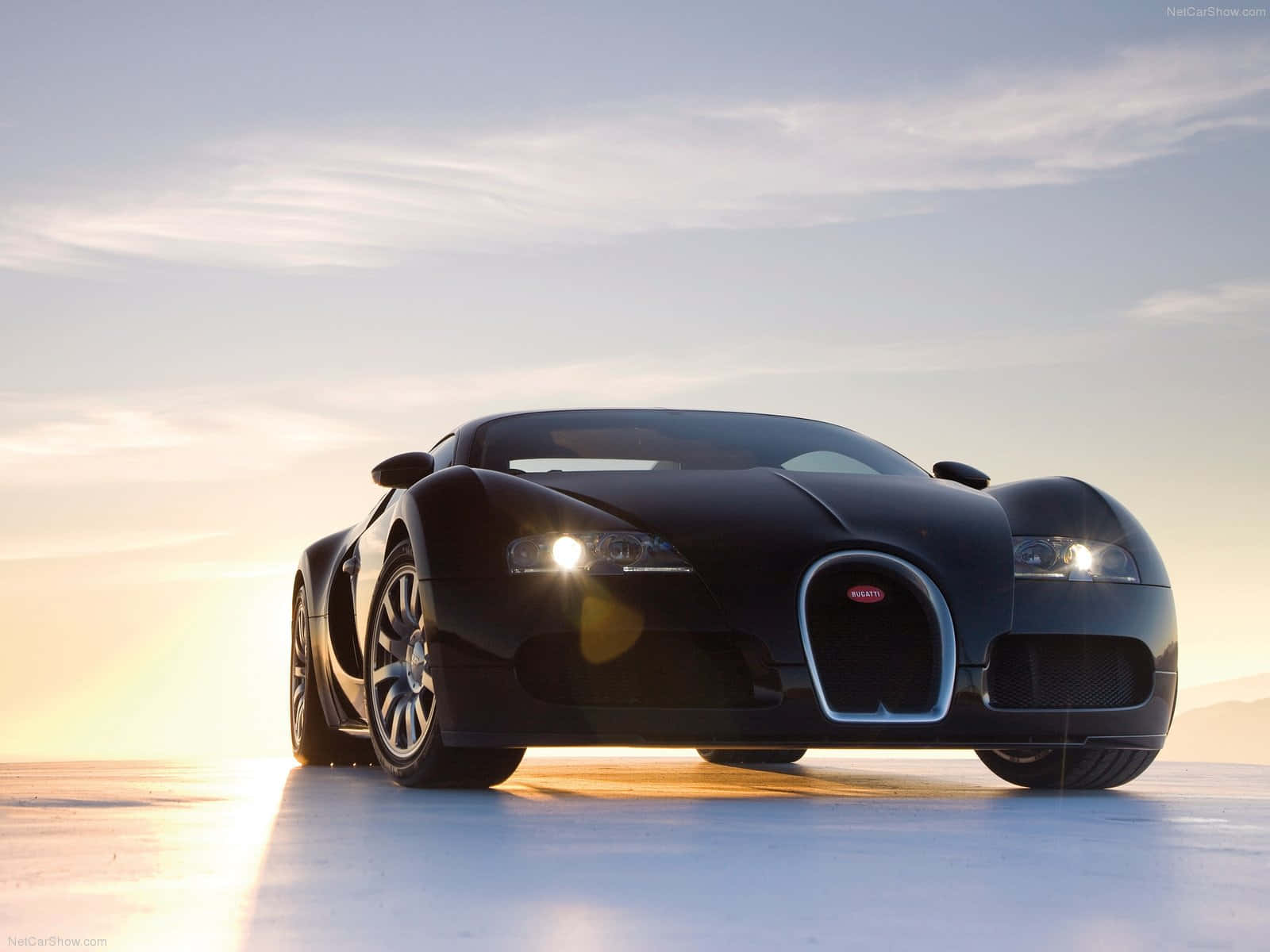 Supercar Bugatti Veyron Vitesse på vej ned ad vejen Wallpaper