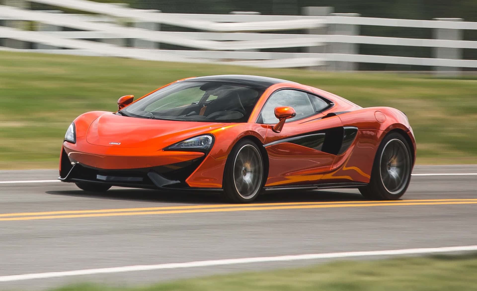 Ylivoimainen Eleganssi: Mclaren 570s Eloisassa Auringonlaskussa Taustakuva