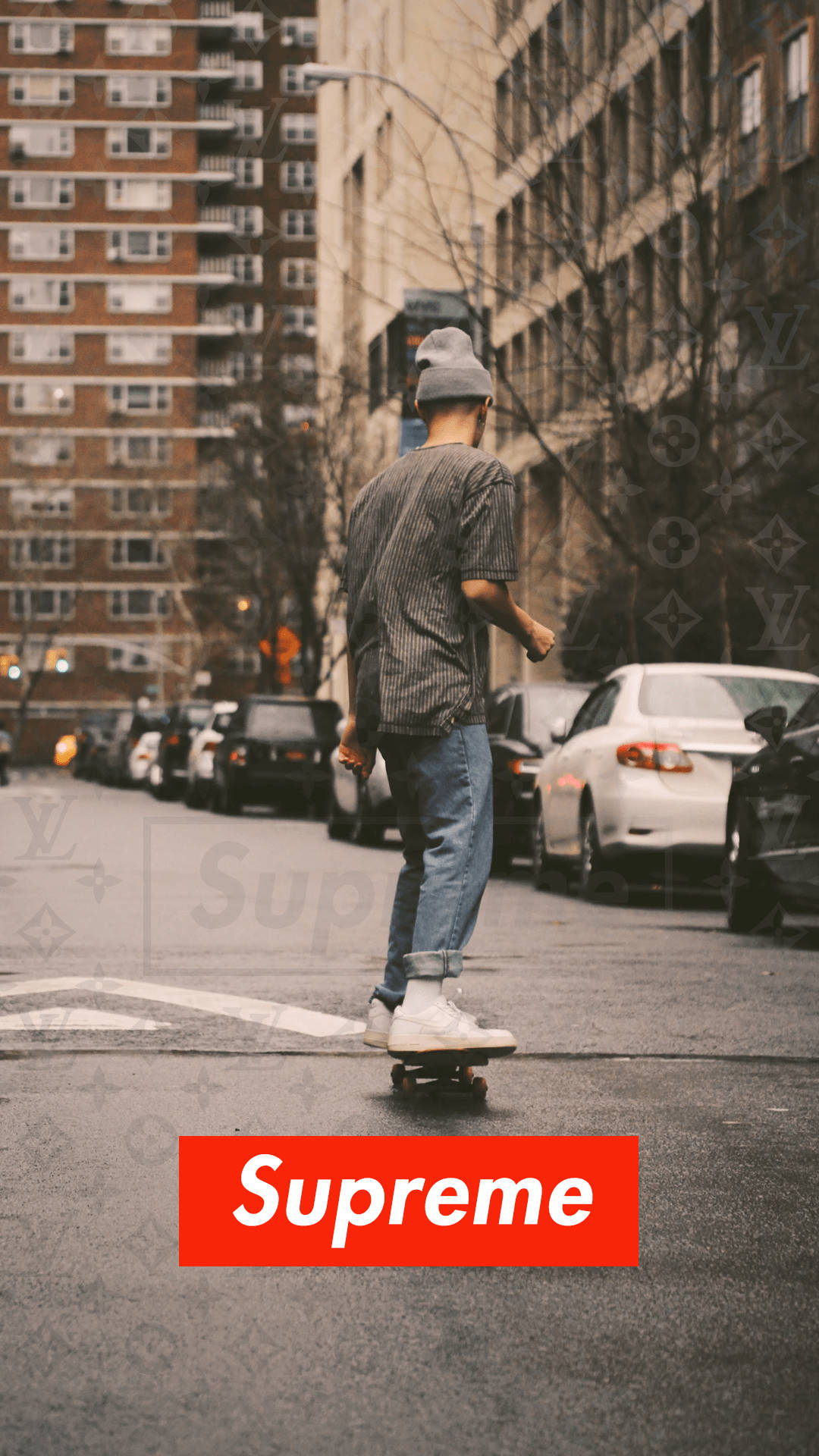 Übermenschauf Skateboard Mit Supreme-logo Wallpaper