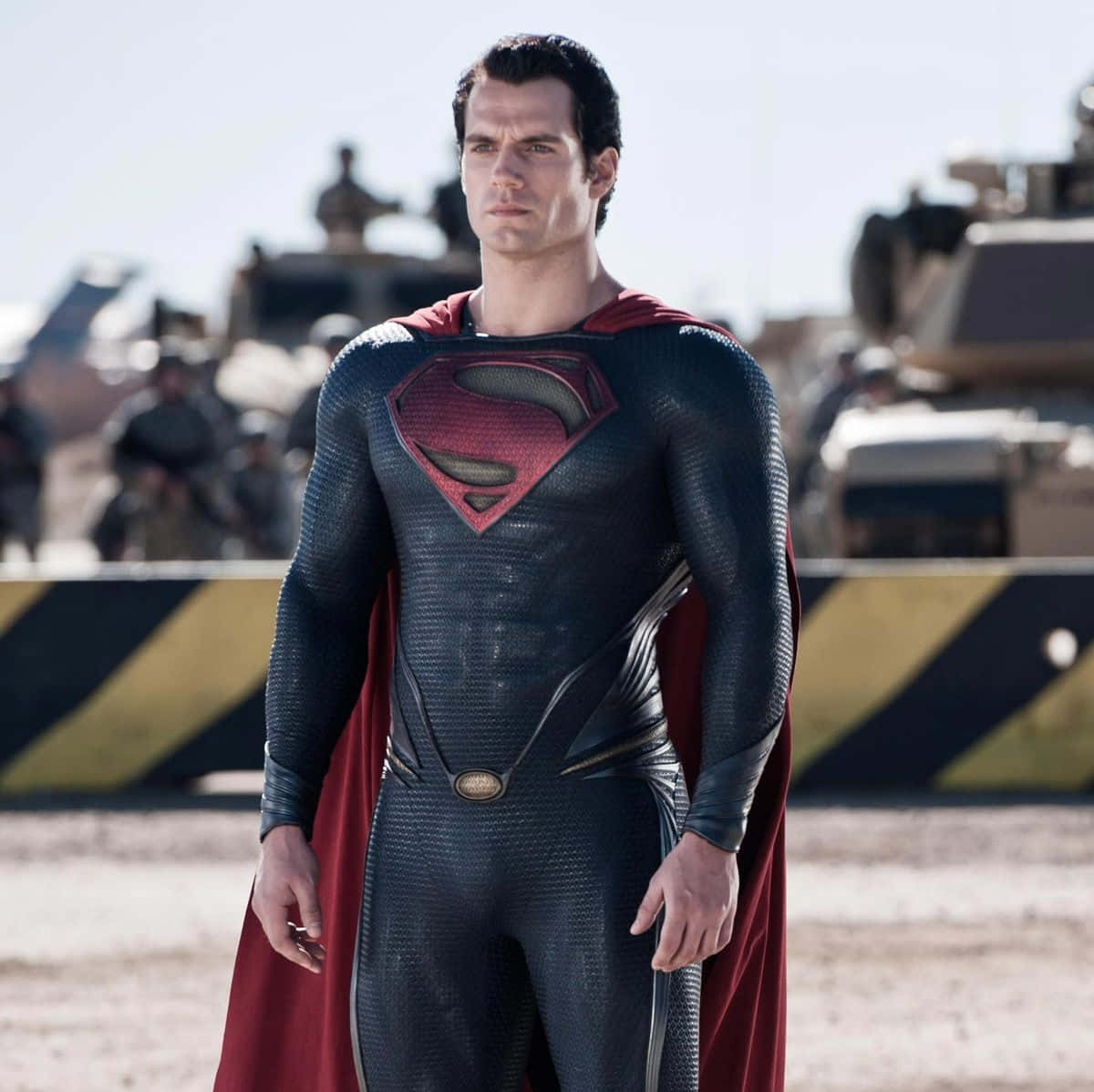 Supermansi Erge Fieramente Sopra Un Lago, Mostrando Il Suo Cappello Rosso, La Sua Tuta Blu E L'emblema Del Suo 