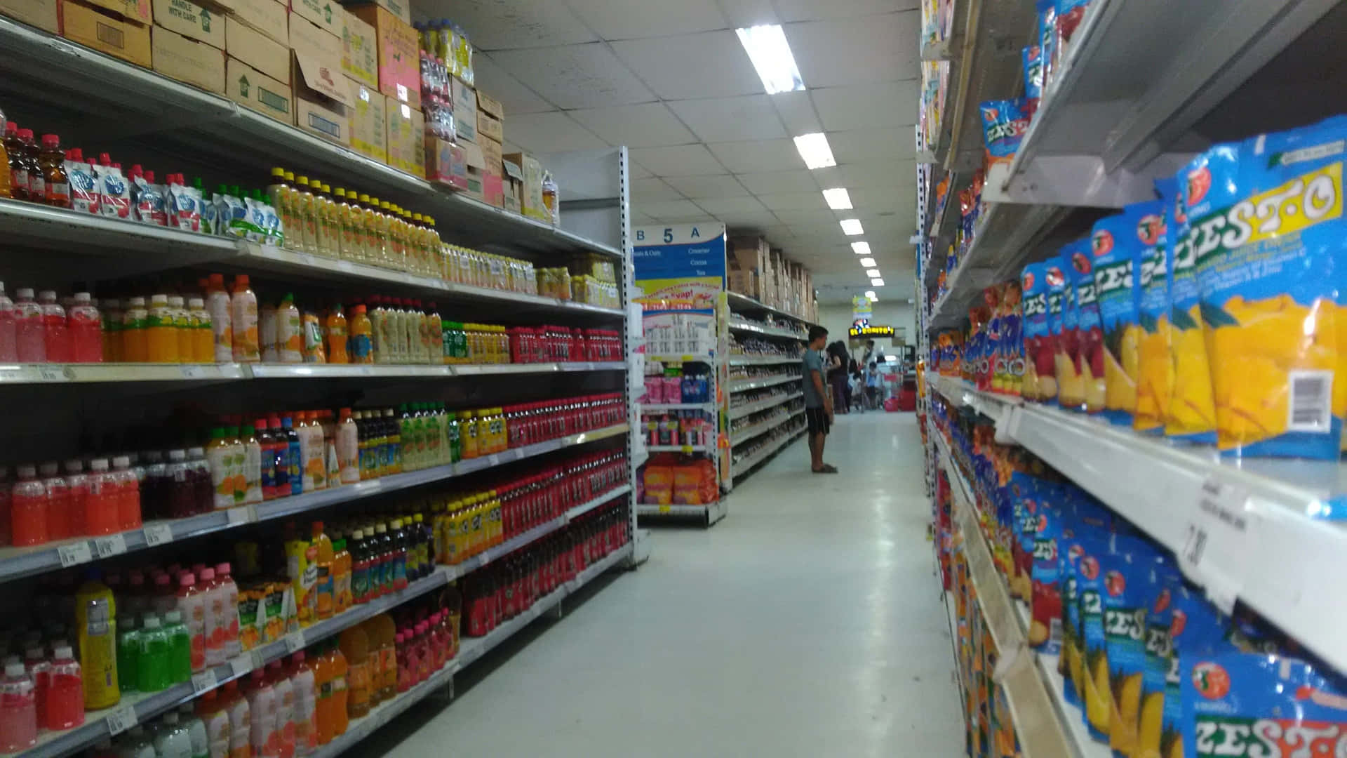 Artículosfrescos De Abarrotes Esperando Ser Comprados En Un Supermercado Local.