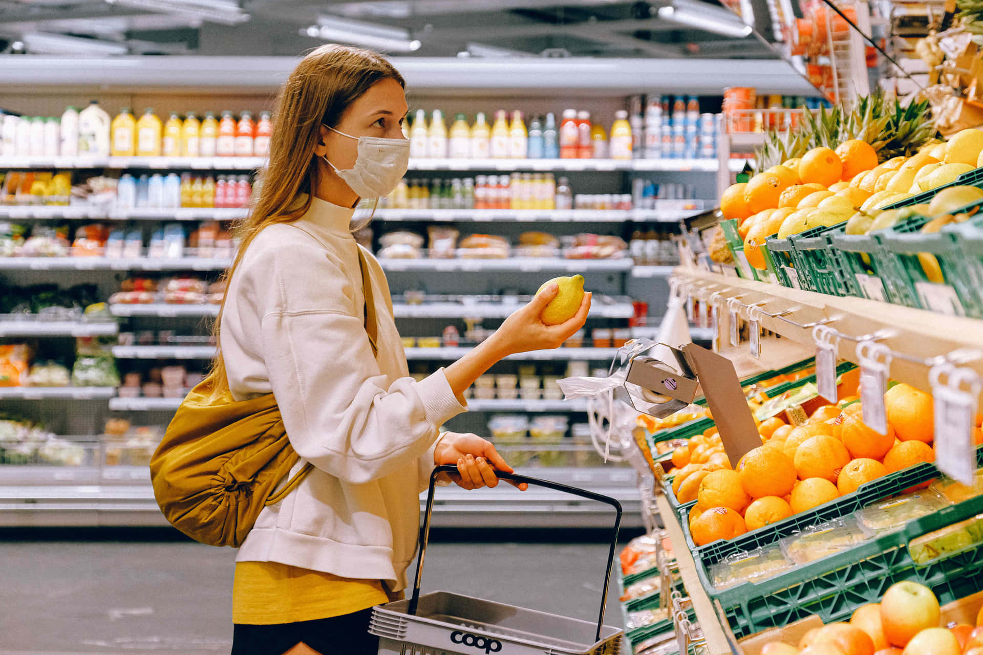 Mujerusando Una Mascarilla Mientras Hace Compras En Un Supermercado