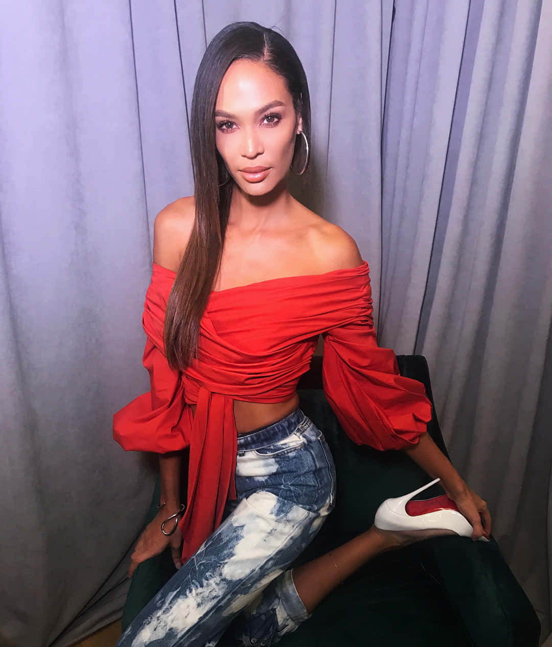 Supermalli Joan Smalls: Säteilee Eleganssia Ja Itseluottamusta Taustakuva