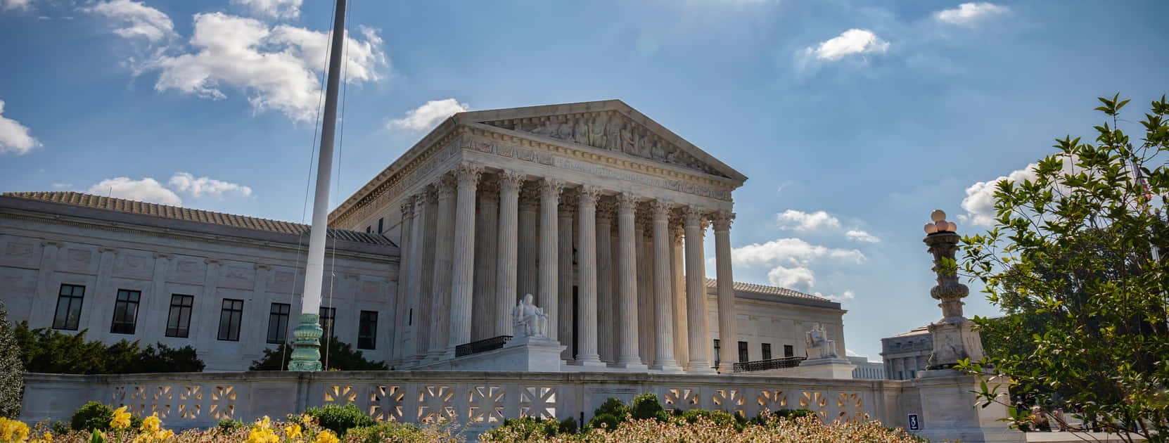 Supreme Court Building During Summer Wallpaper