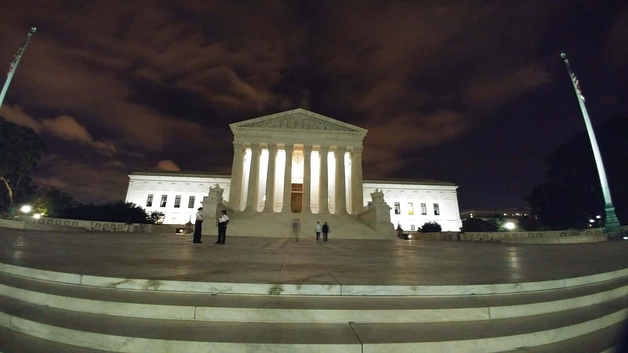 Majestic View of the Supreme Court Building Wallpaper