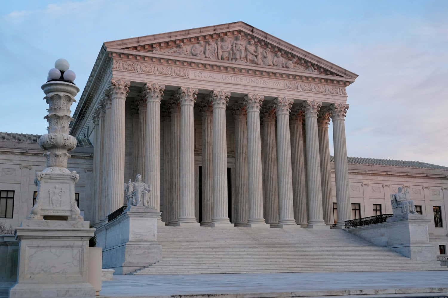 Edificiode La Corte Suprema Estatuas. Fondo de pantalla