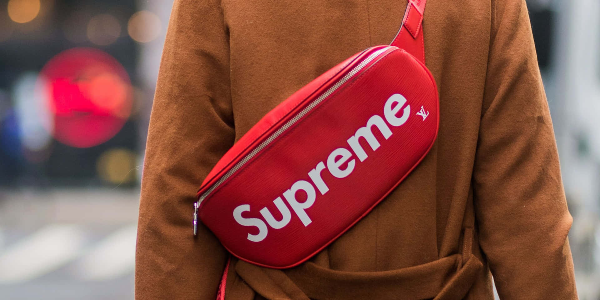 Supremebauchtasche - Eine Frau Trägt Eine Rote Tasche