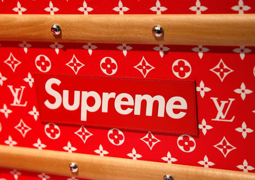 Supreme's ikoniske logo og klassiske rød og hvide design, der repræsenterer kvalitet og stil.