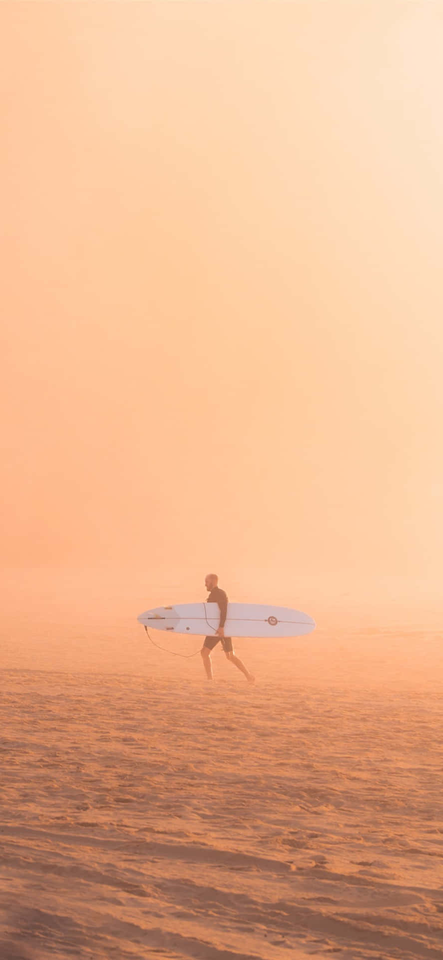 Tablade Surf En El Cielo De Atardecer Naranja. Fondo de pantalla