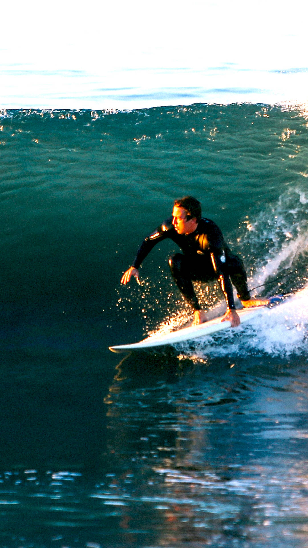 Surfing Fyr, som Er Ved At Stå Op På en Bølge Wallpaper