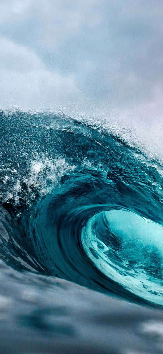 Tagbølgen Med Dig Overalt – Surfing På En Iphone Wallpaper
