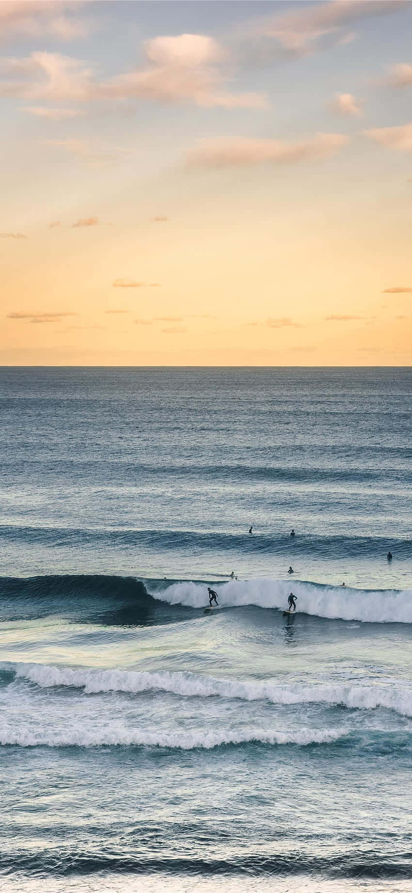 Cattural'onda - Un Surfista Che Cavalca Un'onda Nell'oceano Mentre Usa Il Proprio Iphone. Sfondo