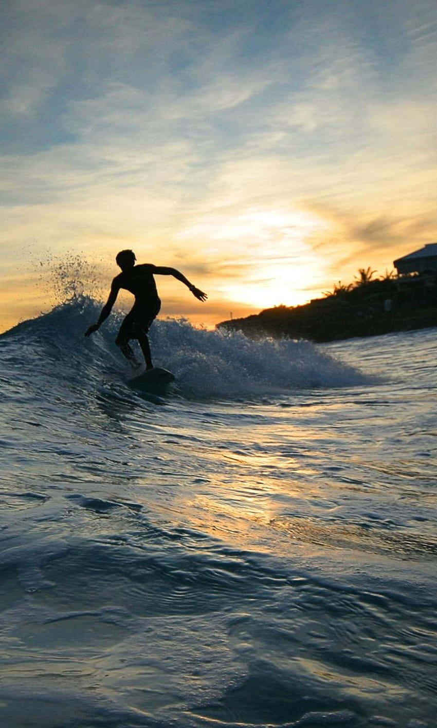 Reiteauf Den Wellen Mit Diesem Epischen Surfing Iphone Hintergrundbild. Wallpaper