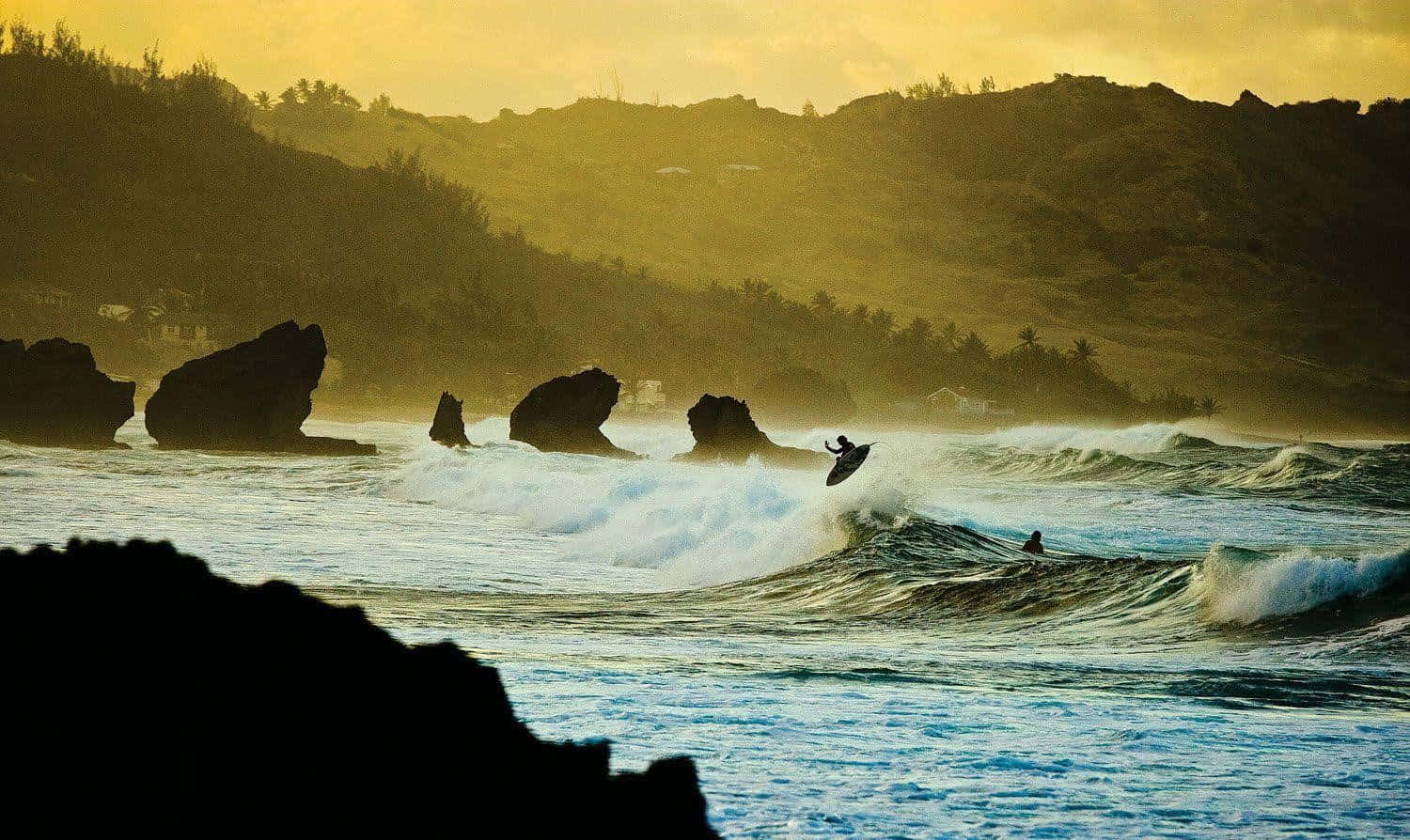 Dasschöne Gefühl Der Wellen Und Des Blauen Horizonts Beim Surfen Genießen.