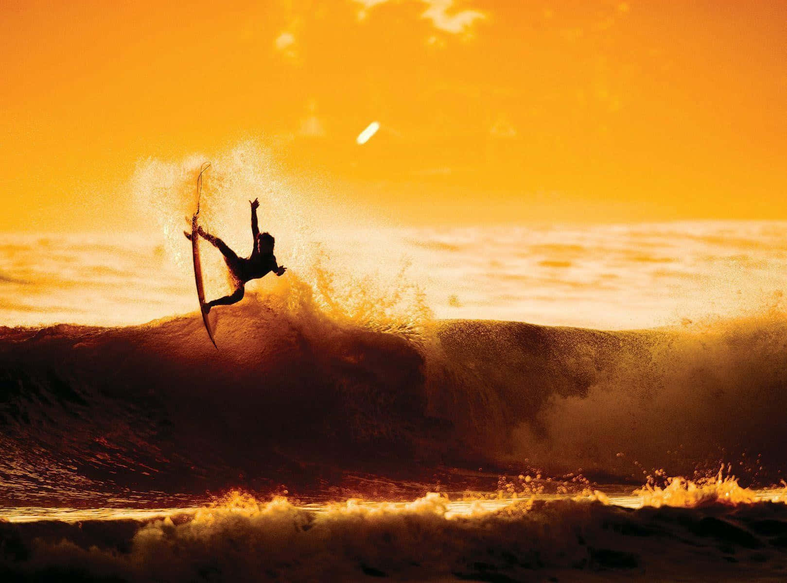 Dieserprofessionelle Surfer Steht Kurz Davor, Die Wellen Einer Strand In Hawaii Zu Reiten.