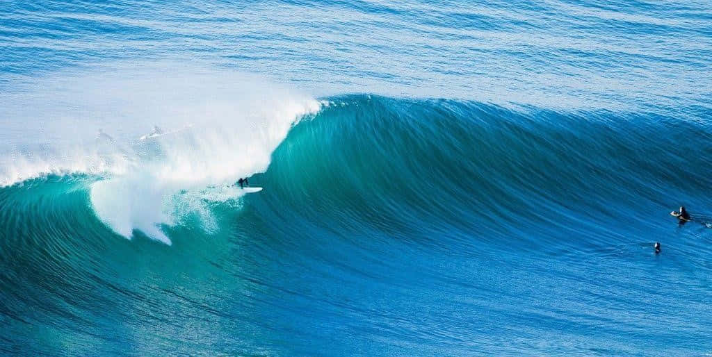Einsurfer Reitet Die Perfekte Welle.