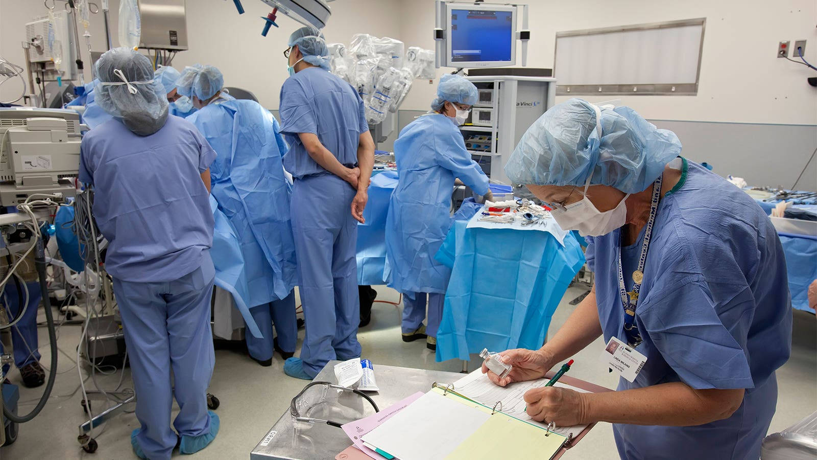 Cirujanoocupado En La Unidad De Cuidados Intensivos Fondo de pantalla