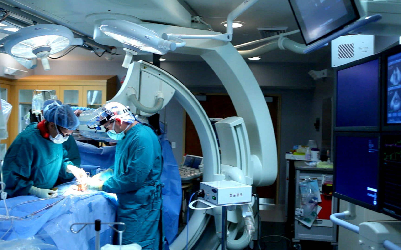 Unchirurgo Concentrato Impegnato In Chirurgia Ortopedica Sfondo