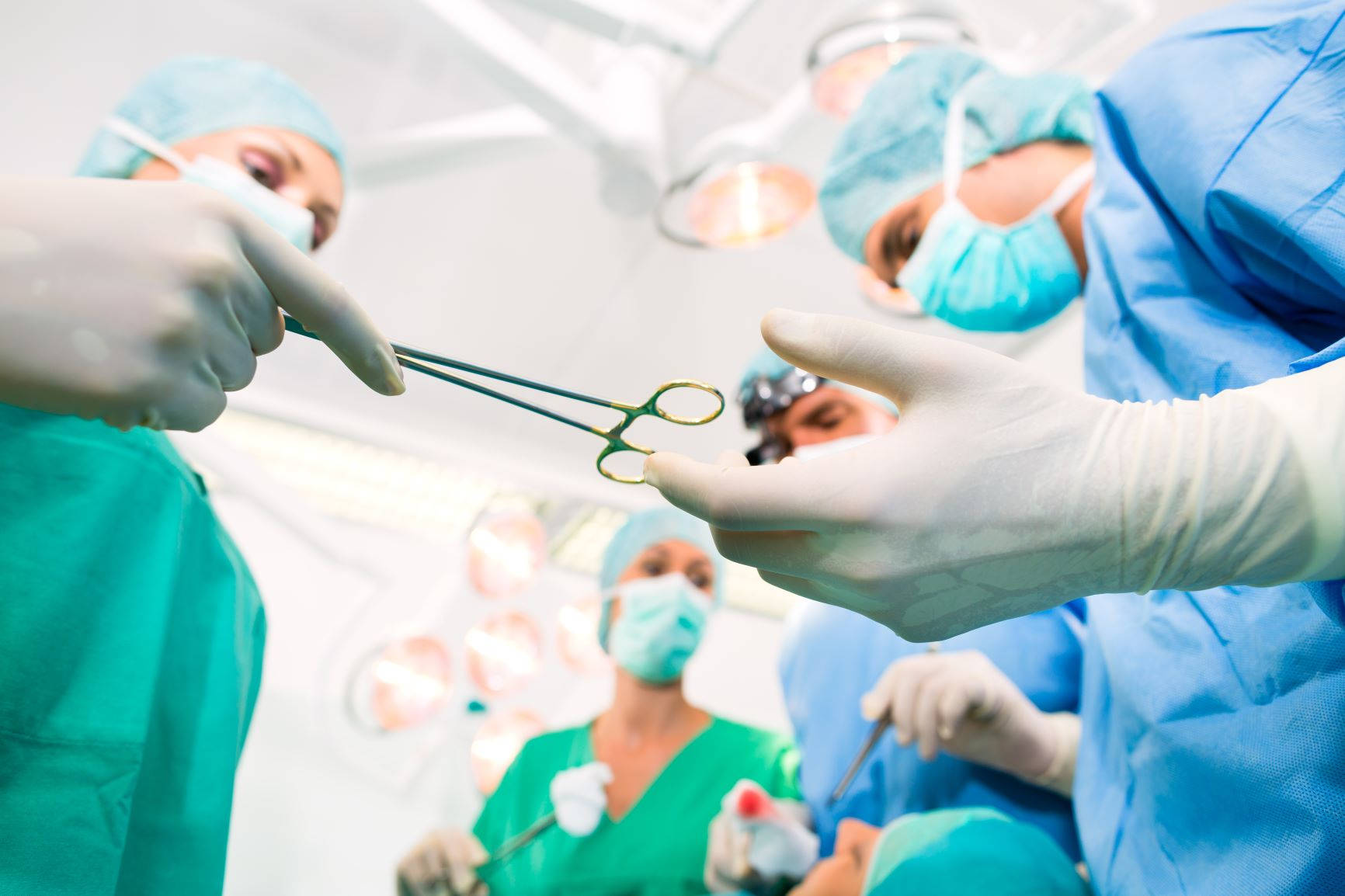 Papeltapiz De Cirujano Especializado En Instrumentos Quirúrgicos Fondo de pantalla