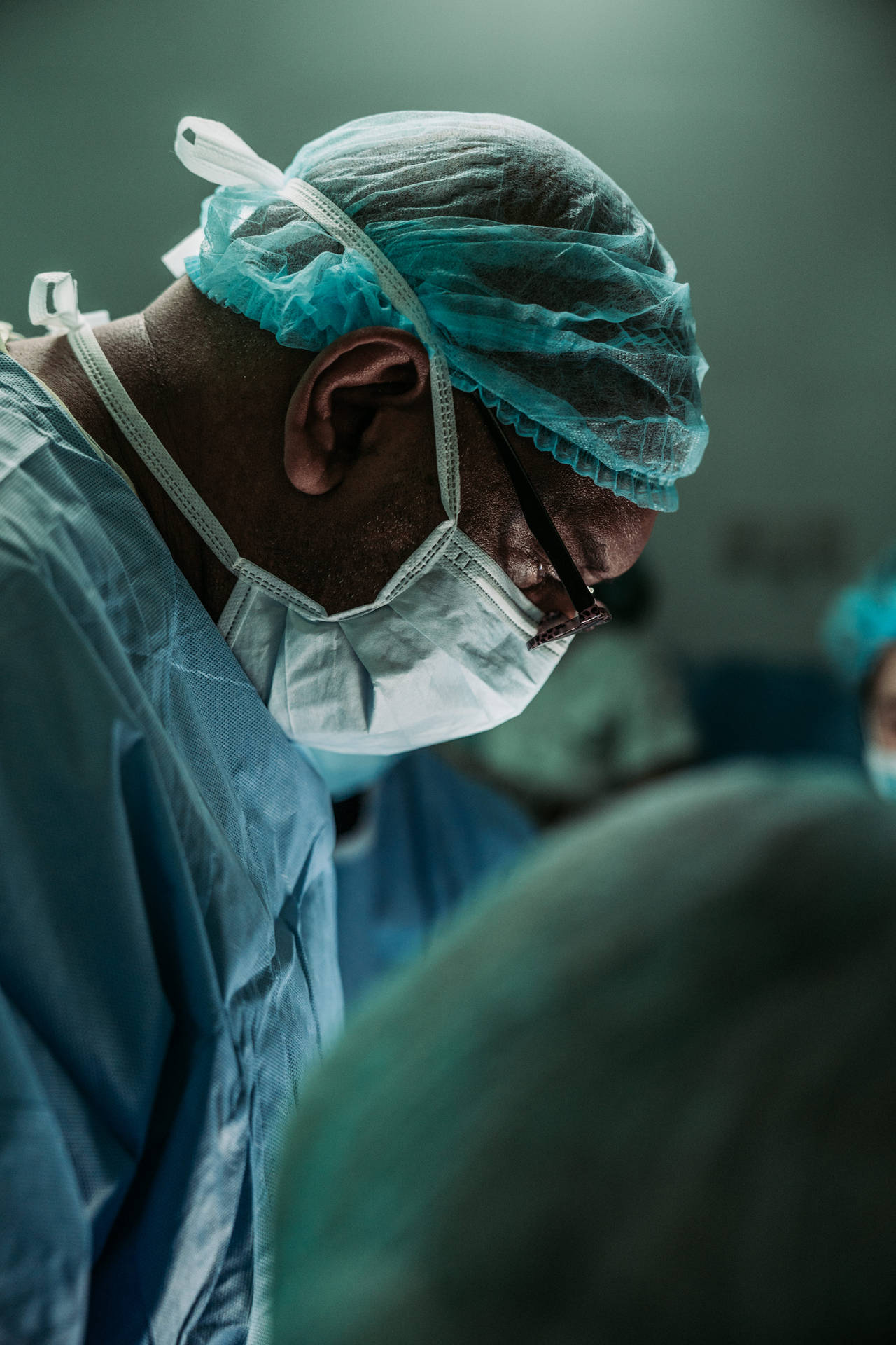 Cirujanotratando A Un Paciente De Covid19 Fondo de pantalla