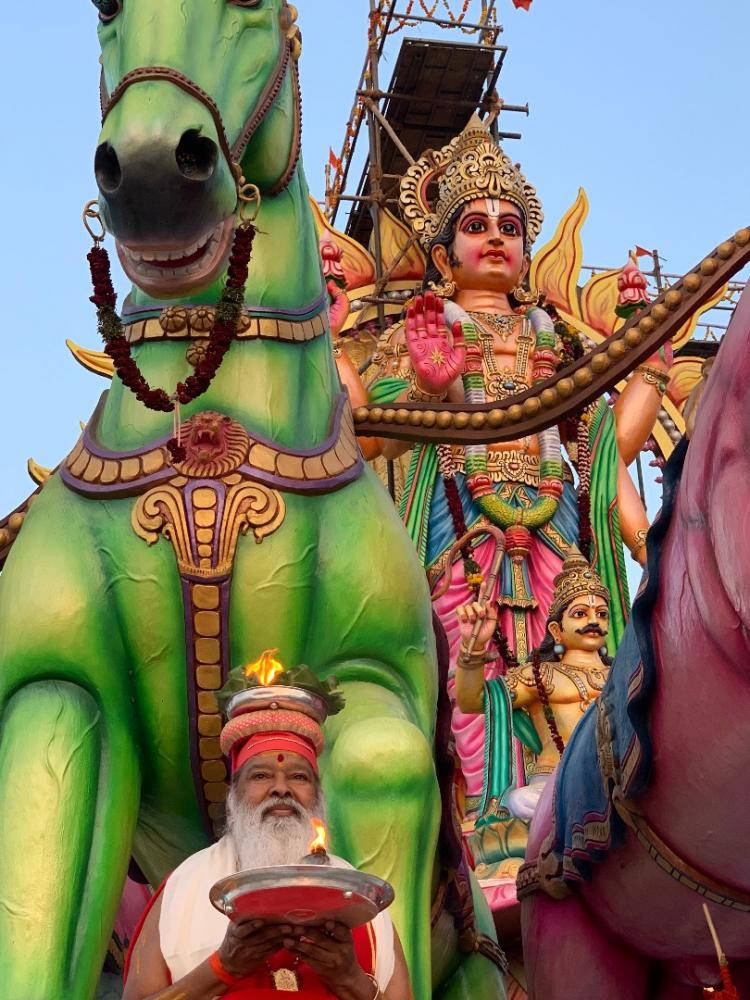 Suryabhagwan Giant Sculpture - Surya Bhagwan Gigantisk Skulptur Wallpaper