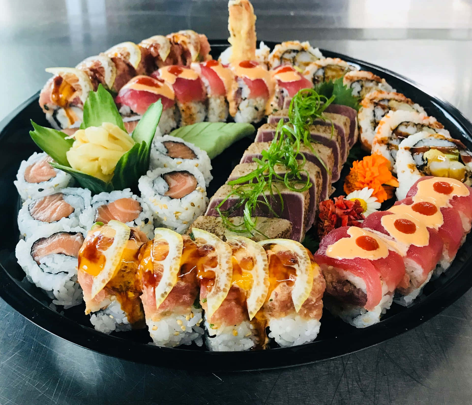Njutav Färsk, Färgglad Sushi Med Vänner.
