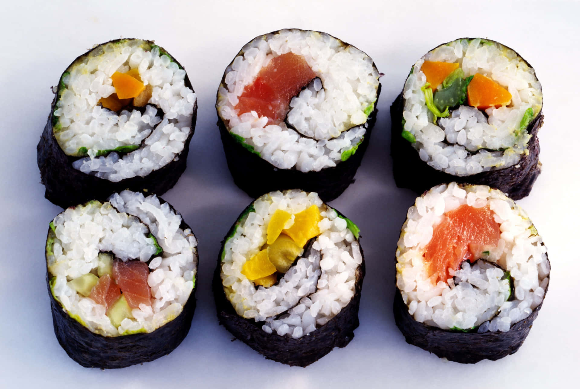 ¡disfrutaesta Noche De Una Deliciosa Variedad De Rollos De Sushi!