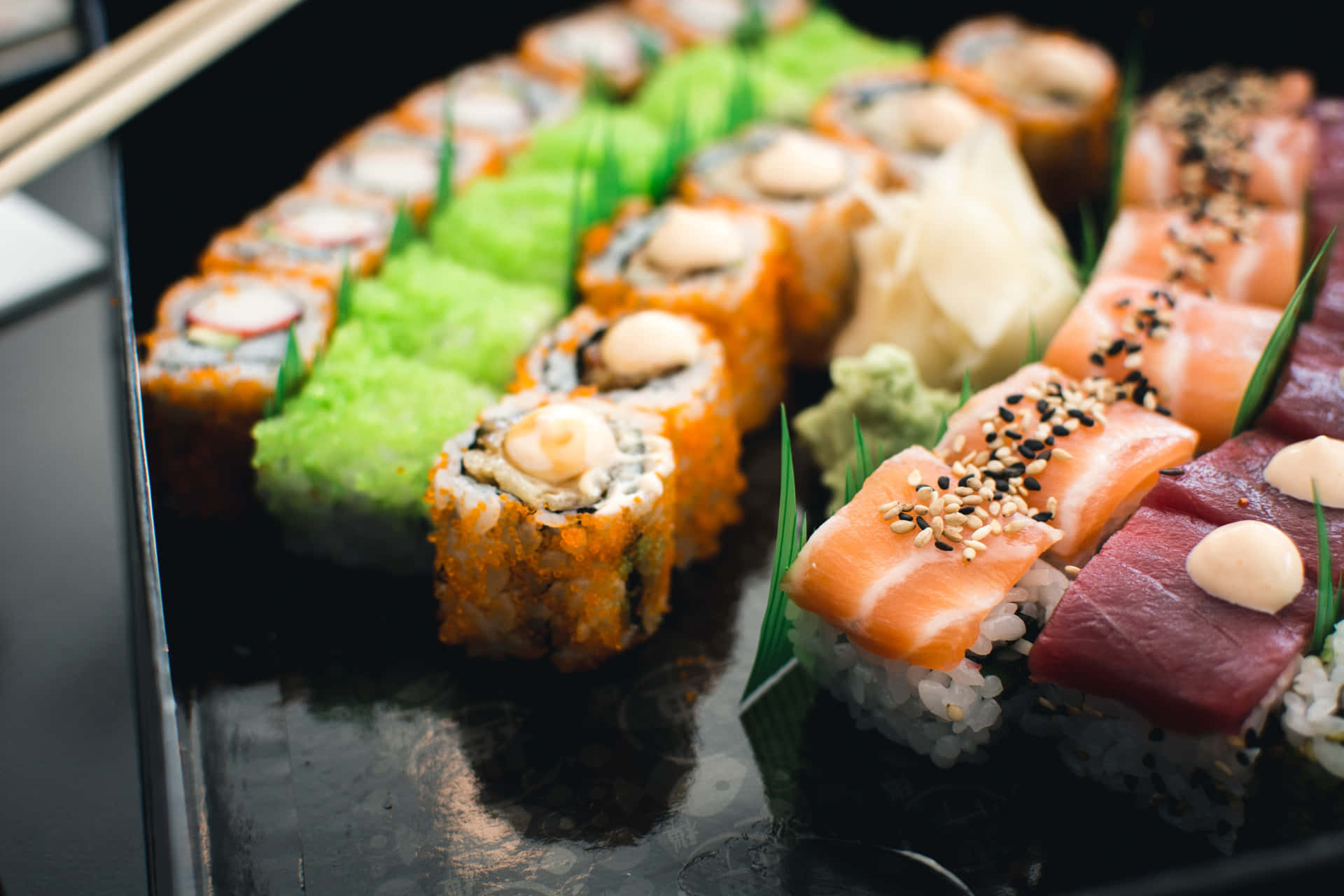 Njutav Färsk Och Läckert Framställd Sushi