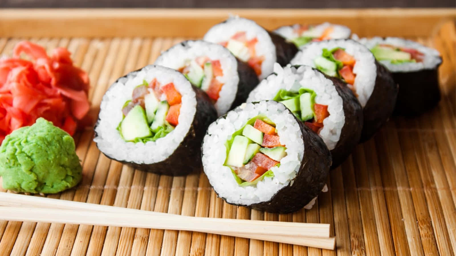 Nyden Række Forskellige Lækre Sushi-kombinationer.