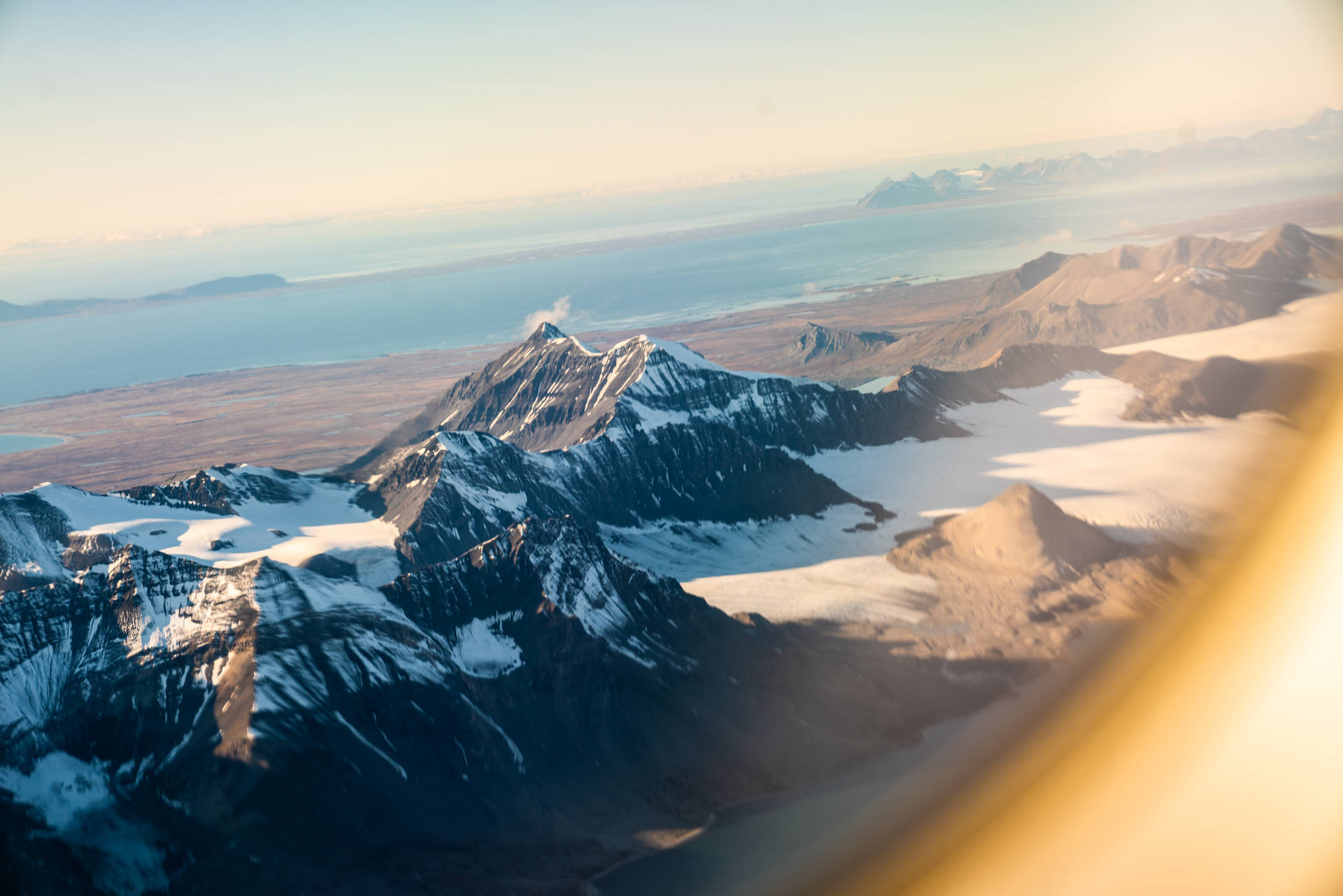 Svalbardschneebedeckte Schwarze Berge Wallpaper