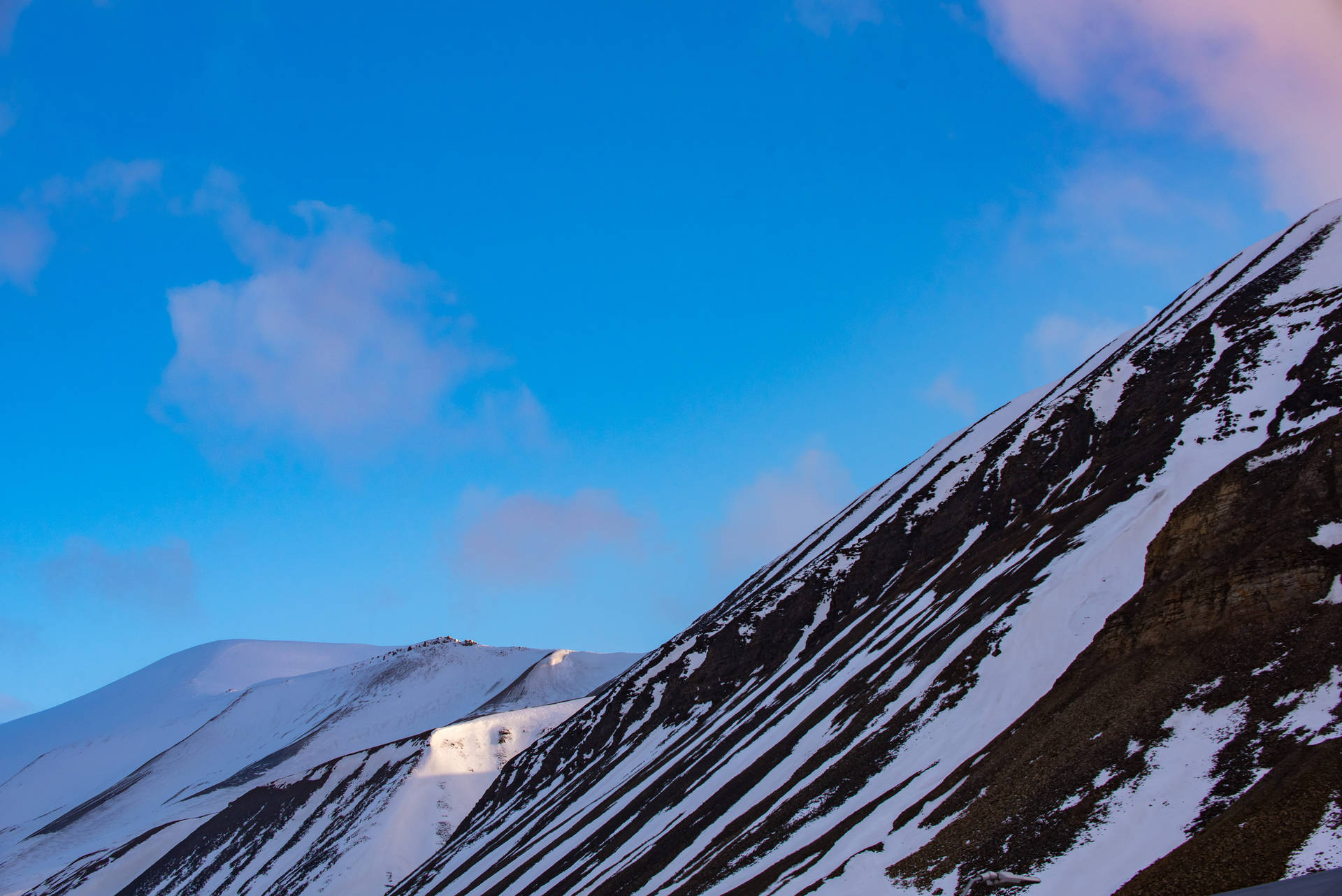Svalbardschneebedeckter Brauner Berg. Wallpaper
