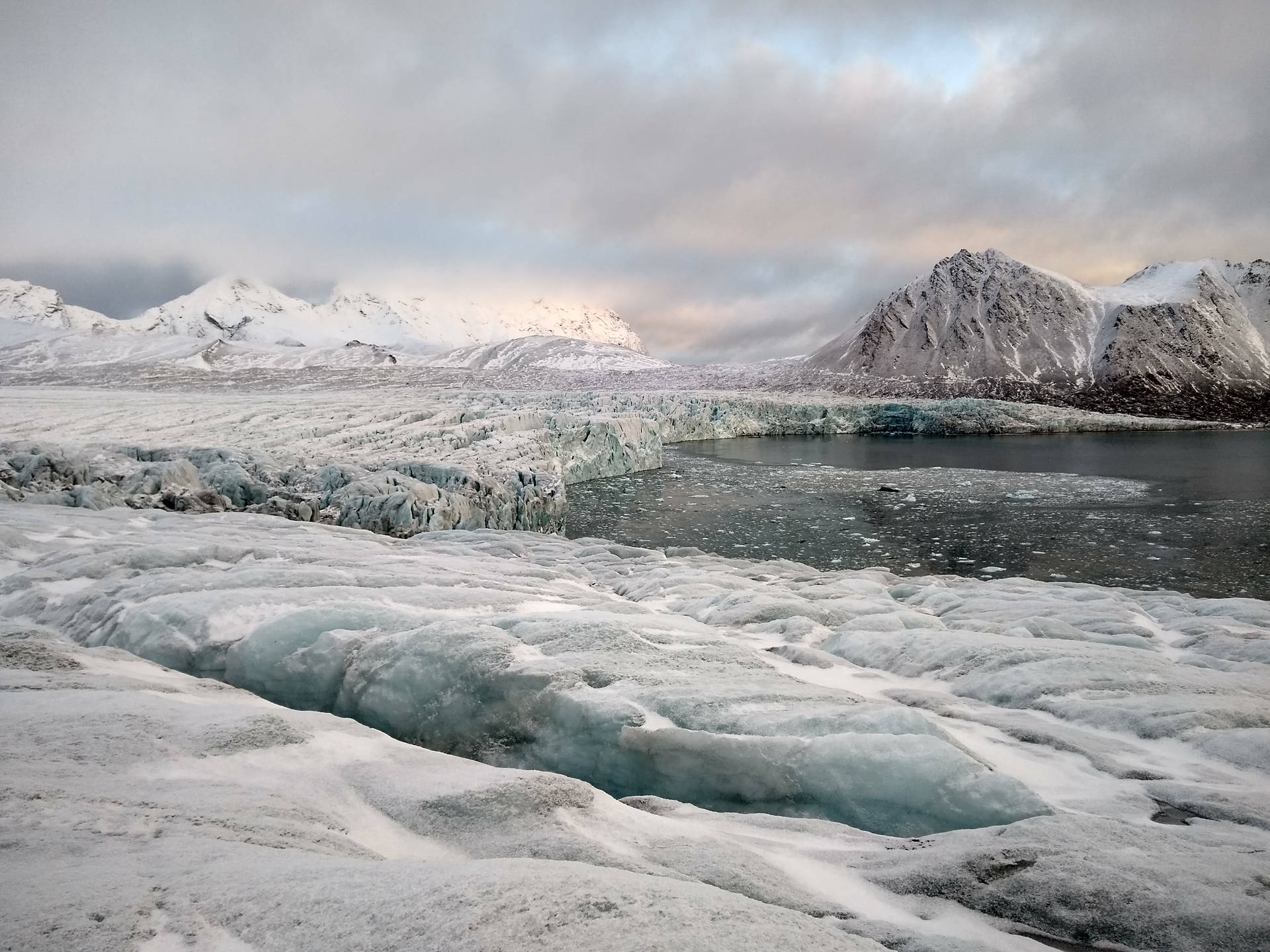 Svalbard Gletsjerens Terrain skaber et fantastisk udtryk. Wallpaper