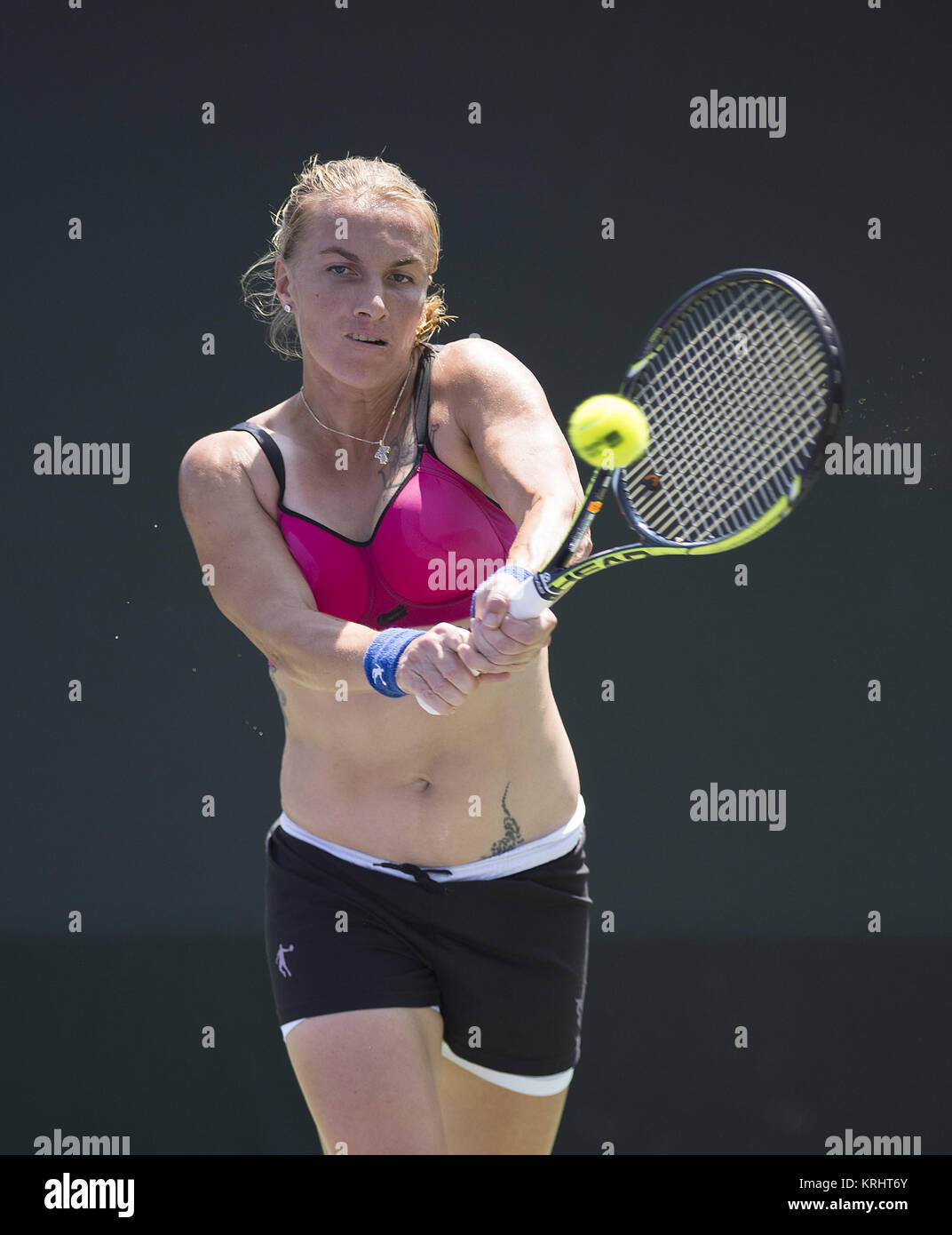 Svetlana Kuznetsova Double-Handed Stroke Wallpaper