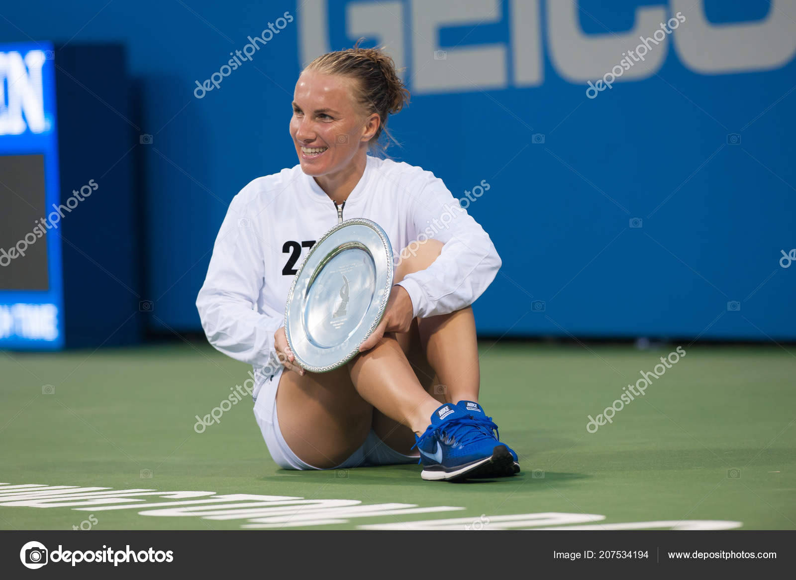 Svetlana Kuznetsova sidder på jorden Wallpaper