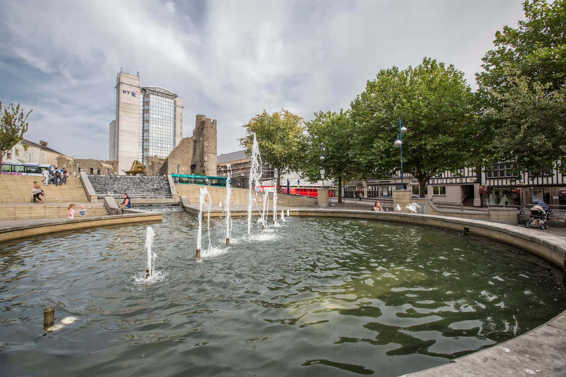 Fontein Op Het Kasteelplein In Swansea Achtergrond