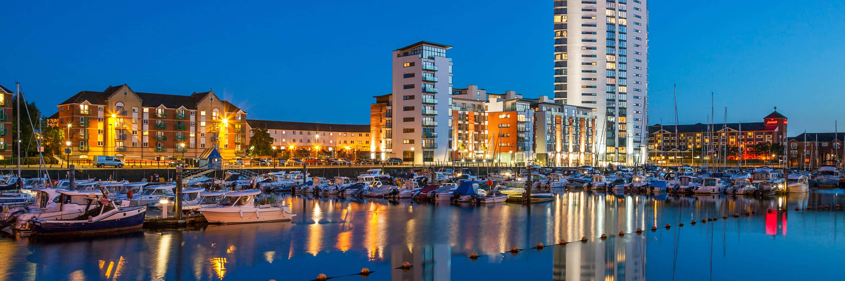 Panorama De La Marina De Swansea Au Crépuscule Fond d'écran