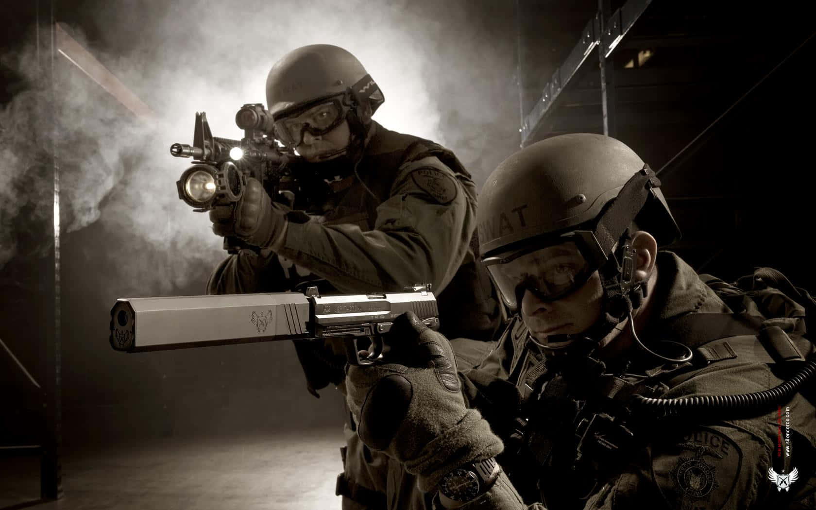 To soldater i uniform holder geværer Wallpaper