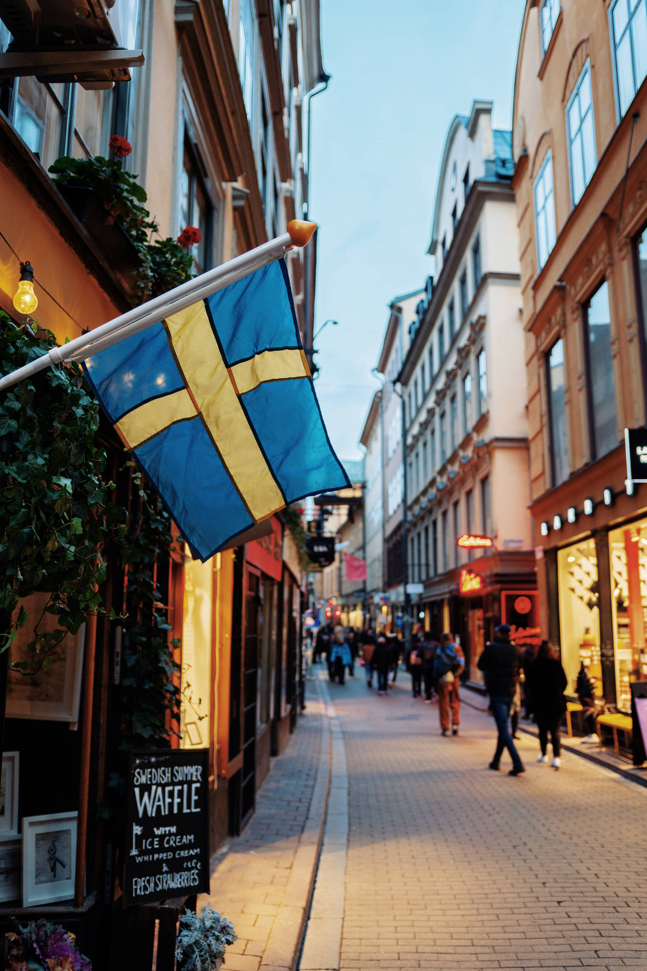 Schwedischeflagge In Einer Stockholmer Straße Wallpaper