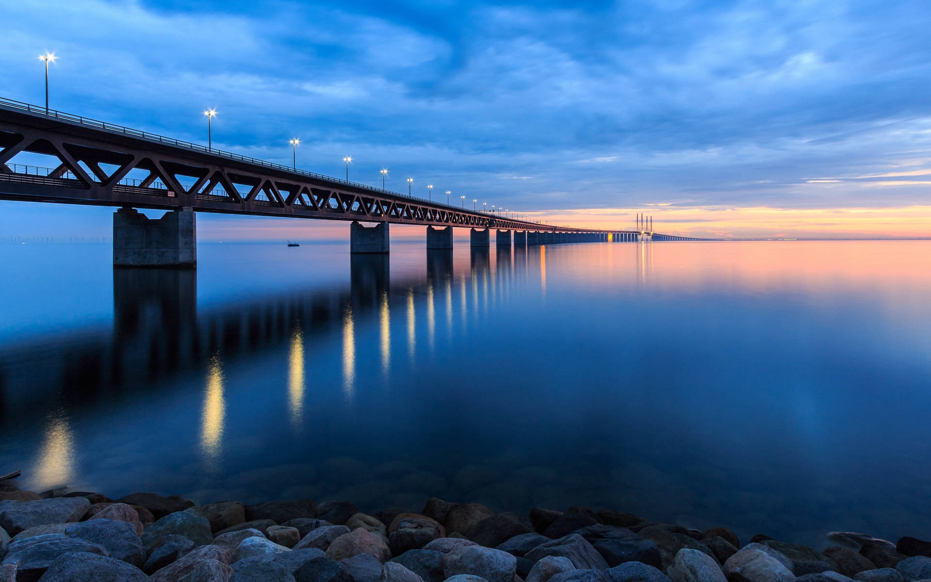 Broen Oresund og den smukke solnedgang. Wallpaper