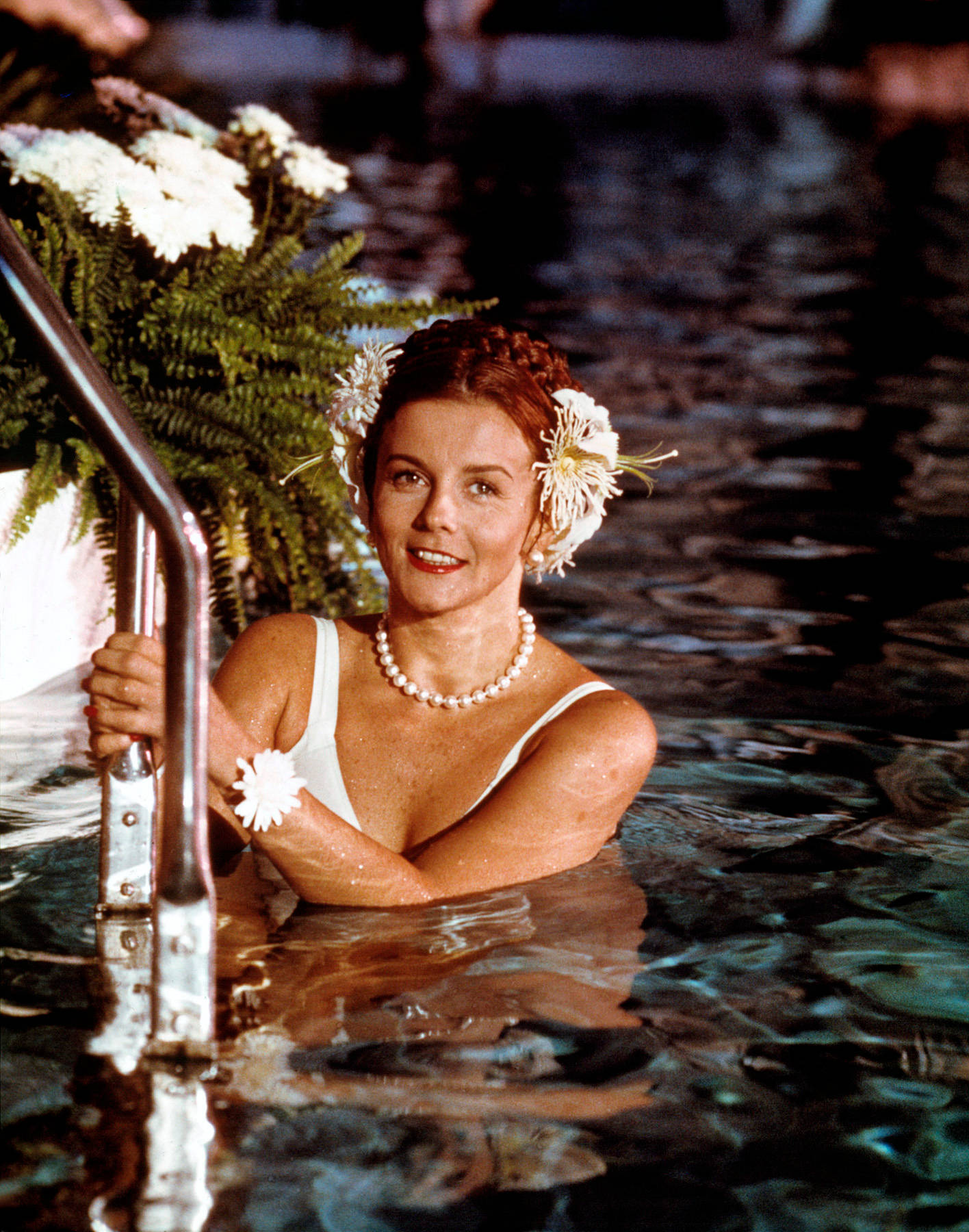 Actrizsuecoamericana Ann Margret En Una Foto Bajo El Agua. Fondo de pantalla