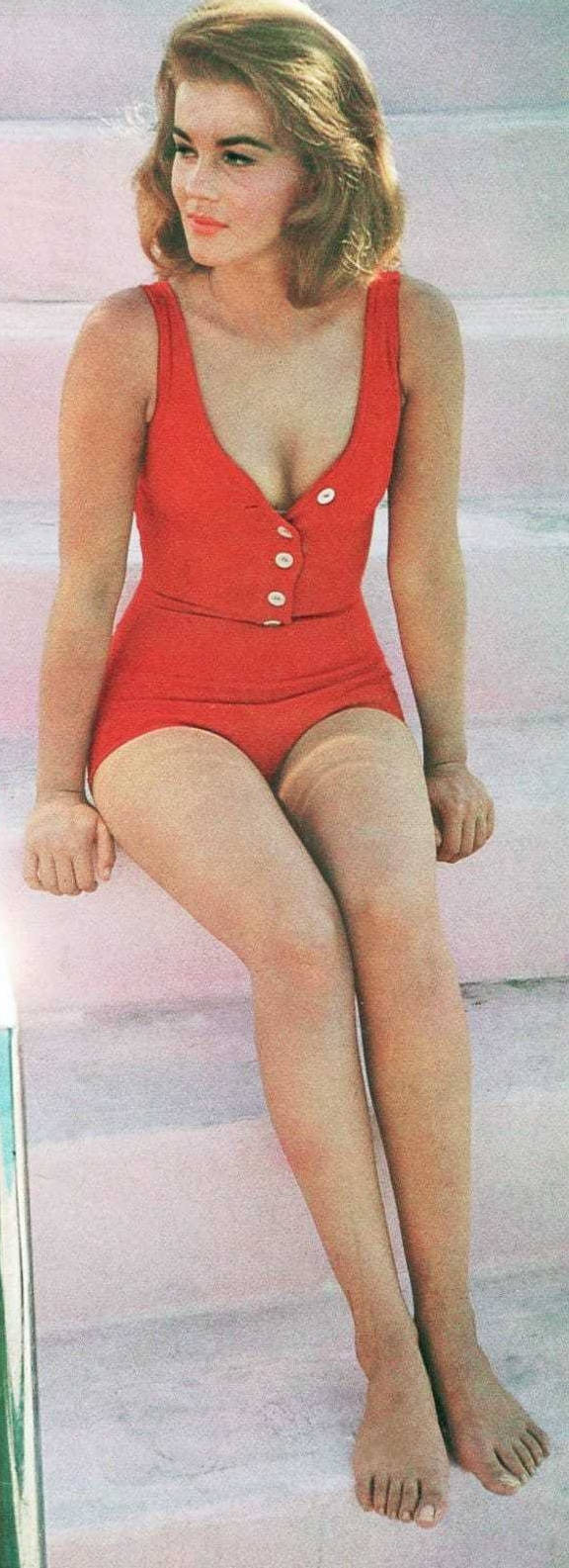 Schwedischamerikanische Berühmtheit Ann Margret Im Badeanzug. Wallpaper