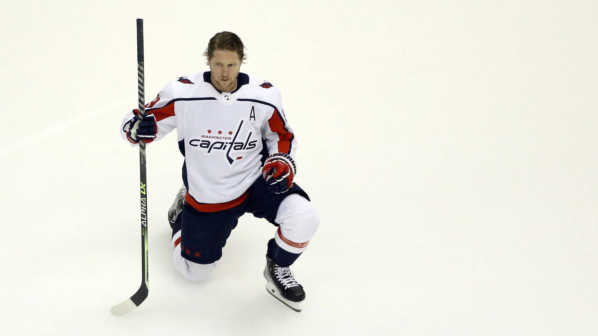 Svenskidrottare Nicklas Backstrom I Vitt. (this Sentence Can Be Used To Describe A Computer Or Mobile Wallpaper Featuring Nicklas Backstrom In A White Outfit Or Background.) Wallpaper