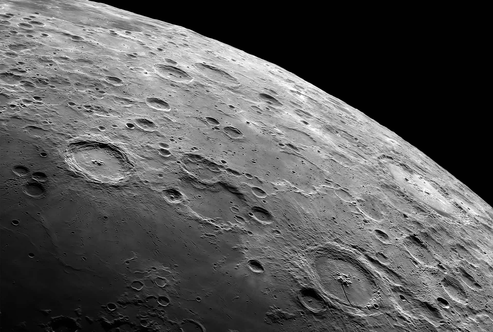 Vue Panoramique De La Surface Lunaire Fond d'écran