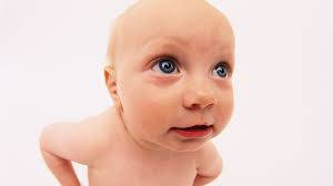 Süßesbaby Mit Blauen Augen Und Lustigem Gesicht Wallpaper