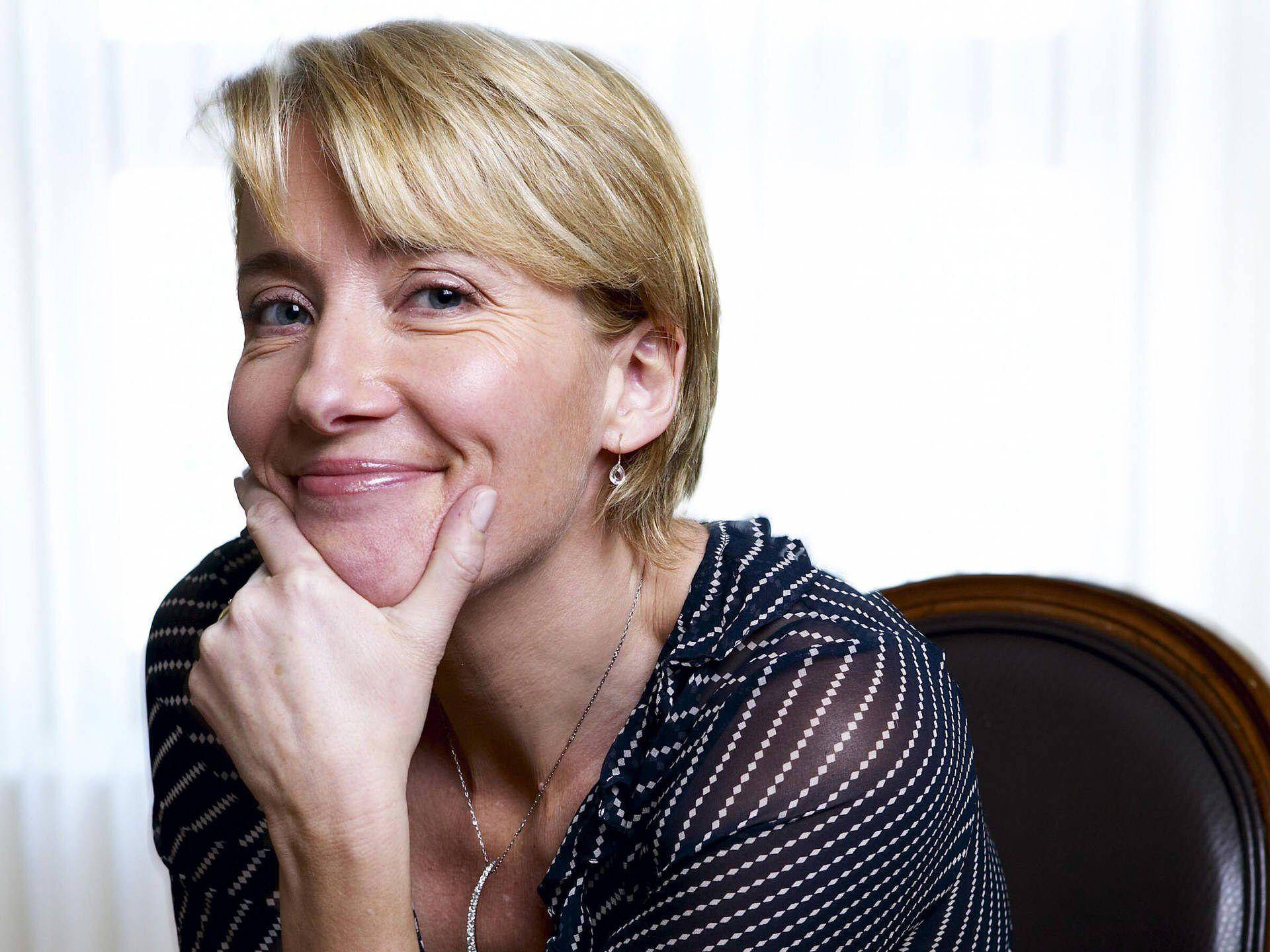 Acclaimed actress Emma Thompson glowing with elegance Wallpaper