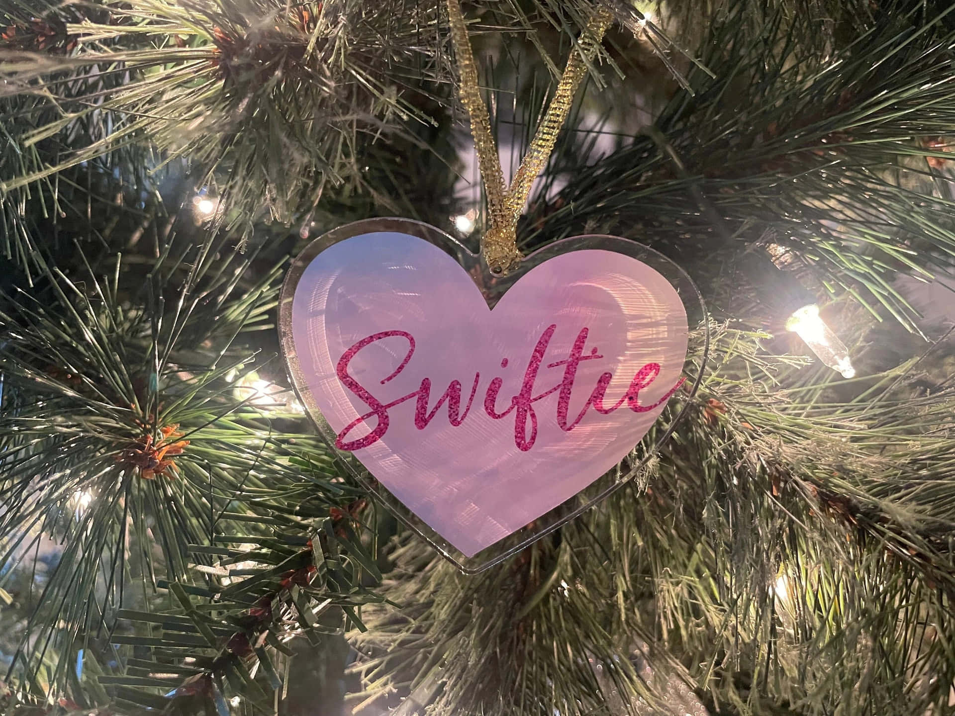 Swiftie Heart Ornamenton Christmas Tree Wallpaper