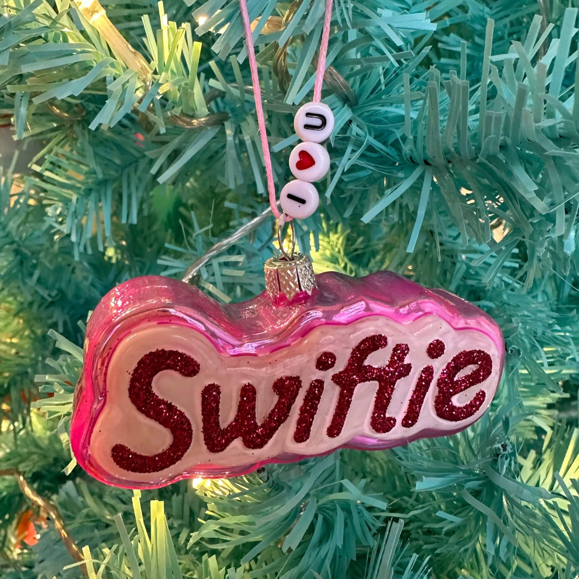 Swiftie Holiday Ornament Wallpaper