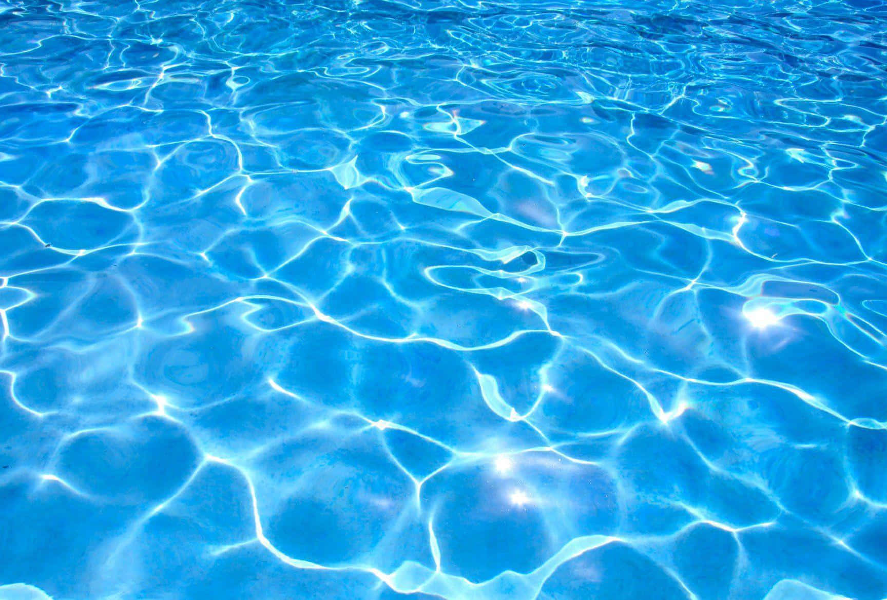 Enblå Pool Med Klart Vatten Och En Blå Himmel